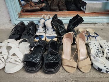продаю женские кроссовки: Туфли 39
