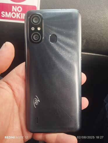 Itel markalı bu mobil telefon arxa tərəfində iki kamera və barmaq izi