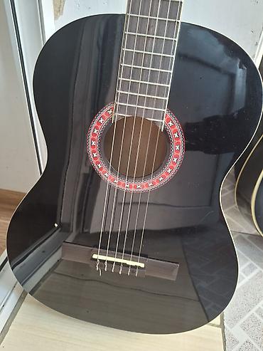 ikinci el gitara: Klassik gitar 4/4. Heçbir problemi yoxdur. Pena və çantasını da — 2