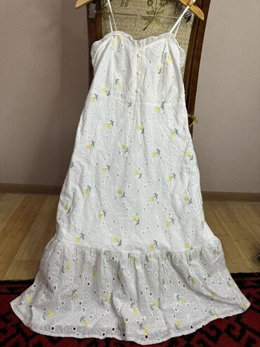 летнее платье трапеция: Белое летнее платье на тонких бретелях. - Длина миди с широкой