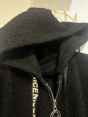 kaputi sa ruskom kragnom: Crni oversized kaput/duks-jakna sa kapuljačom, od mekane boucle — 3