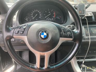 bmw 5 серия 518d mt: BMW markalı avtomobilin sükan çarxı. Sükanın üzərində audio sistemin
