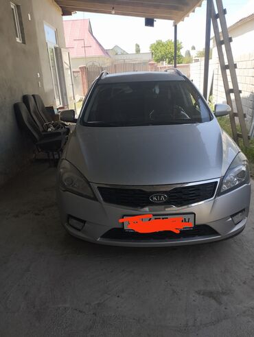 машина кейж: Kia Ceed: 2011 г., 1.6 л, Автомат, Газ, Универсал