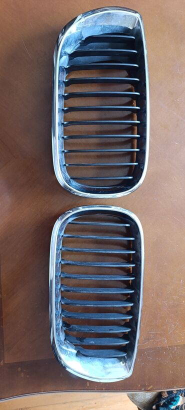 Şüşələr: Avtomobilin ön hissəsi üçün nəzərdə tutulmuş bu radiator barmaqlıqları