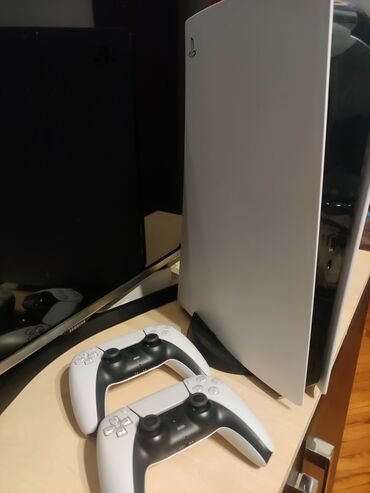 PS5 (Sony PlayStation 5): Playstation 5 satilir 2 Joystick ve butun şnurlar var karobkasi var