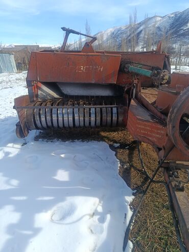 Тракторы ЮМЗ: Трактор колесный с кабиной, класс тяги примерно 1,4–1,5 (визуально — 7