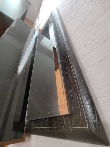 Komodlar: 2 ədəd yaxşı vəziyyətdə güzgülü komod satılır. Ölçüləri aşağıdakı — 8