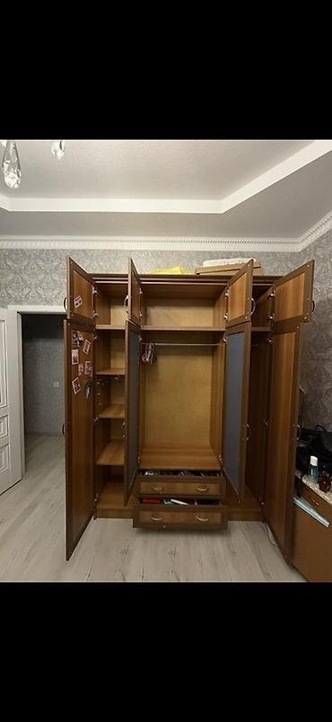 Paltar dolabları, qarderoblar: Dord qapılı paltar şkafı normal veziyetde
Endirim var Merdekan — 2