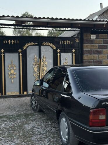 Opel: Opel Vectra: 1992 г., Седан