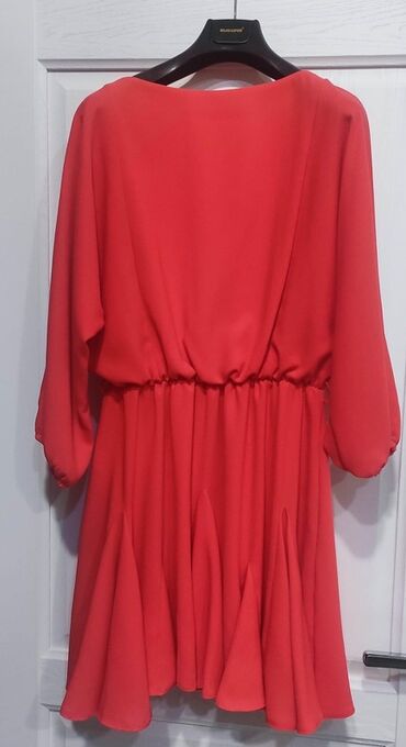 Plaşlar: Qırmızı rəngli qadın paltarı - Model: A-kəsimli, ətəyi qatlardan