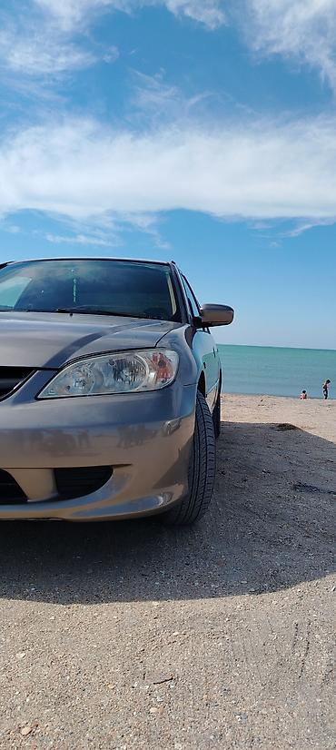 civic: Honda Civic – sedan, gümüşü rəng. - Korpus: 4 qapı, aerodinamik ön — 8