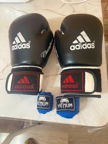 схемы для плетения бисером: Боксерский комплект: - Перчатки Adidas Champion, черно‑белые