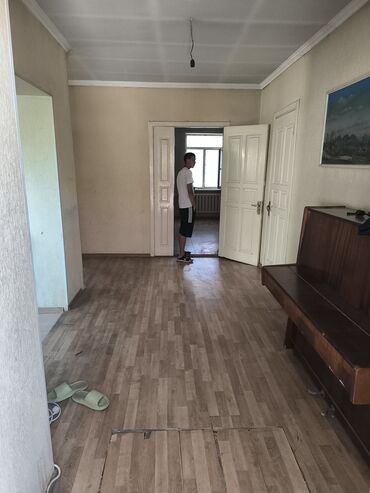 помещение в аренду город ош: Квартира берилет 7000сом киши башына комуналка ичинде. Адрес: Азия