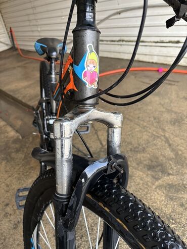 İdman velosipedləri: Ön asqılı, disk əyləcləri və möhkəm çərçivəsi olan dağ velosipedi — 9