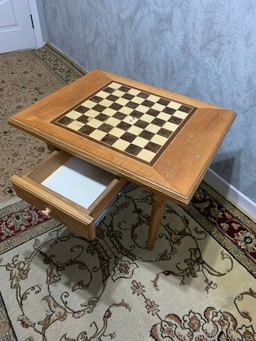 шахматный клуб бишкек: Продаю шахматный стол♚ Есть маленький выдвижной шкафчик Состояние