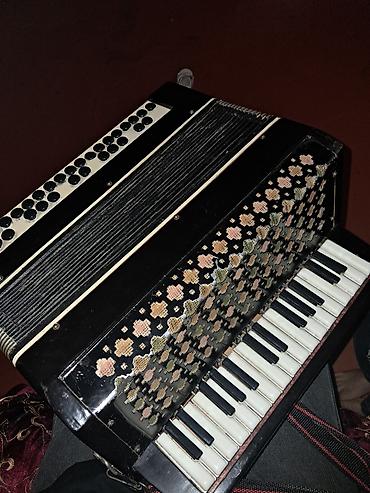 Akkordeon — klaviaturalı və bas düyməli - Korpus: qara rəngli