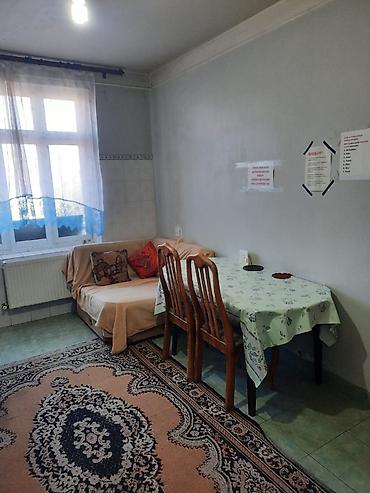 memar ecemide kiraye ev: Kirayə otaq . İki mərtəbəli evin 1 otağında 3 nəfərlik yer. Üstünlük — 5