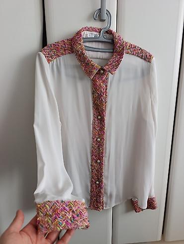 Personal Items: Elegantna bela ženska košulja sa unikatnim detaljima od šarenog tvida — 2
