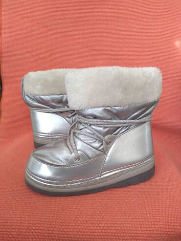 Čizme: Cizme za devojcicu sa krznom unutra. Dvobroj 34-35, a izmerena duzina — 8