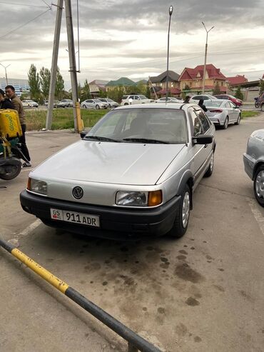 Volkswagen: Volkswagen Passat: 1989 г., 1.8 л, Механика, Бензин, Седан