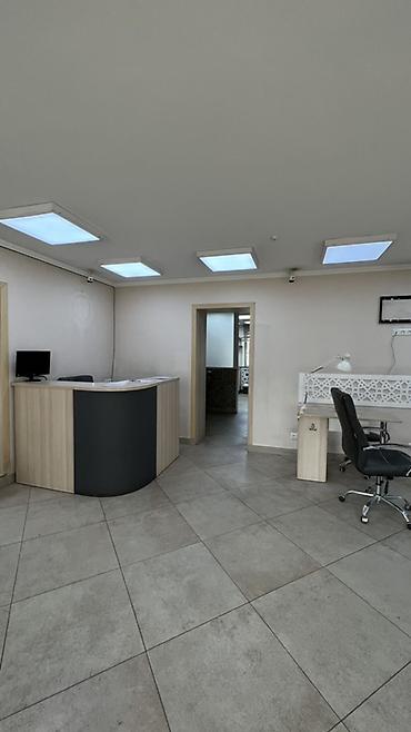 действующий салон красоты: Маникюрный салон 89 м², 4 комнаты, С ремонтом, С оборудованием, Многоэтажное жилое здание, Отдельный вход — 3