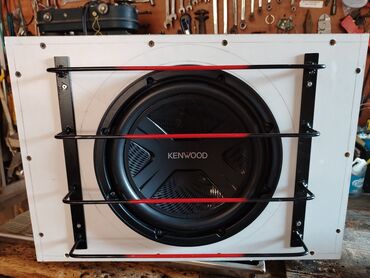 Tuning oprema: Vufer kenwood 10 Inca 1300w max snage star par meseci u kompresionoj