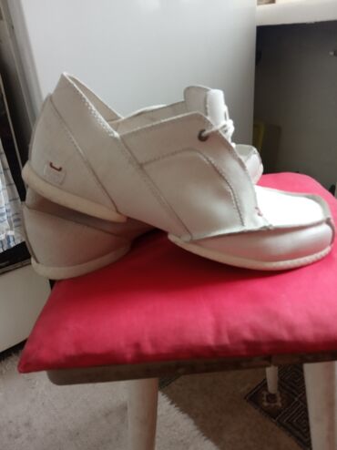 Кроссовки и спортивная обувь: Продам в Токмаке из Германии чистая кожа выглядят супер как кроссовки