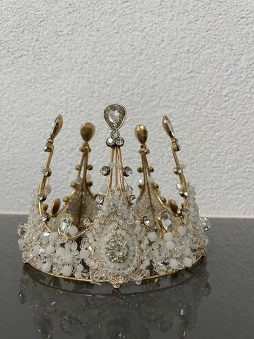 Aksesoari za kosu: Krune 
Cena 1400din — 5