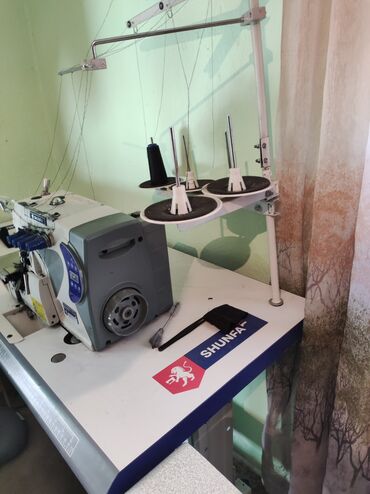 Петельные машинки: Швейная машина 5 нитка хорошем состоянии Shunfa