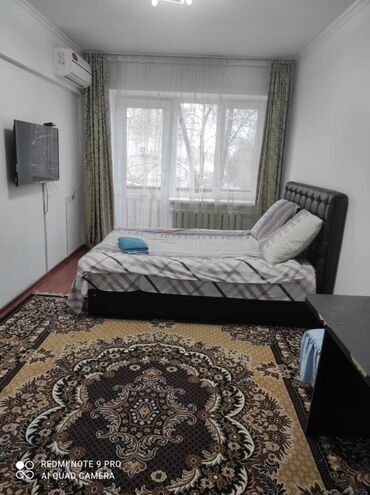 комната гостинка: 30 м², С мебелью