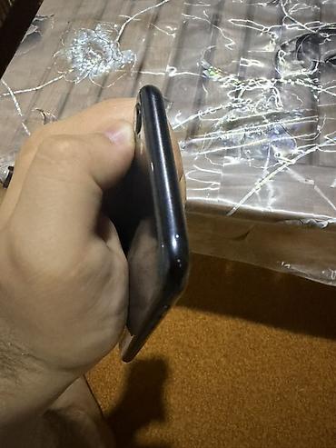 Apple iPhone: IPhone SE 2020, Qara — 9
