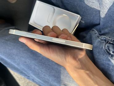 срв 2018: IPhone 12, белый цвет. На экране «О телефоне» указано - Модель: iPhone — 4