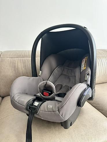 deca suknja: Maxi-Cosi Citi auto sedište / nosiljka za bebe u sivoj boji. Model je — 1