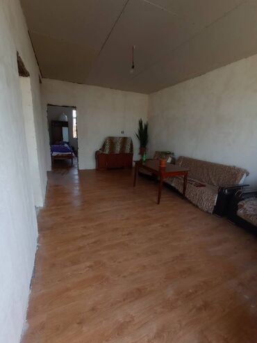 qobu qesebesi: 3 otaqlı, 88 kv. m, Təmirsiz