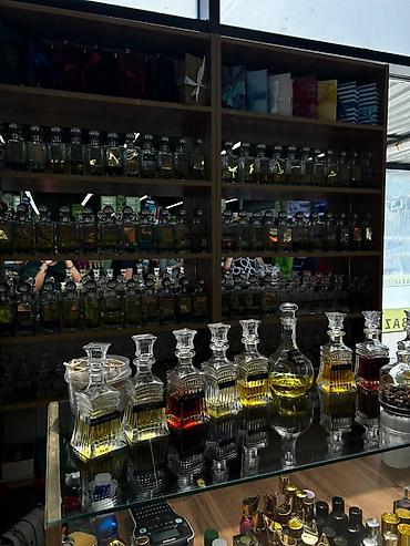 hədiyyə paketləri: Ticarət obyektləri üçün nəzərdə tutulmuş, arxası güzgülü taxta rəf və — 2