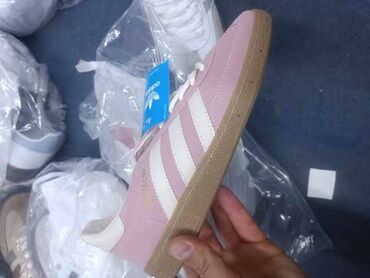 wintro patike: Adidas
36 do 40