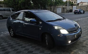 Toyota: Tam ideal vezyetde.yalniz sag arxa qapimi vurub qaciblar .200 azn