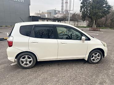 Honda: Honda Fit: 2005 г., 1.3 л, Вариатор, Бензин, Седан — 4