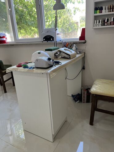 Salon masaları: İşlənmiş, Manikür üçün masa, Güzgüsüz