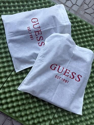 pull bear: Сумка через плечо GUESS - Формат: компактная кросс-боди/мессенджер. - — 3