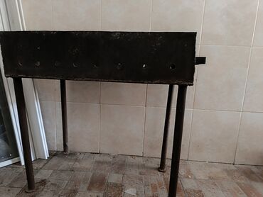 Manqallar, qrillər, barbekyu: Dörd ayaqlı, qara rəngli, metal manqal. Həyətdə və ya bağda istifadə