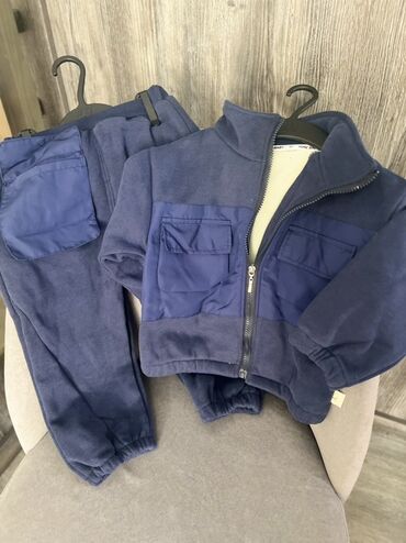 Верхняя одежда: Детская флисовая куртка универсального фасона хаки цвета. Модель с — 12