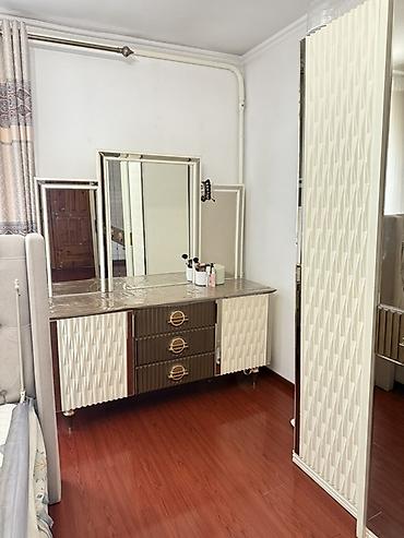 standing mirror: Спальный гарнитур, Б/у, Тумба, Шкаф, Двуспальная кровать, Самовывоз, цвет - Коричневый — 2