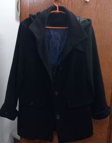 Ženska odeća: Crni zenski kaputic sa kapuljacom, duzina 82 cm, rukavi 62 cm, ramena