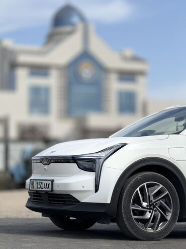 Другие автомобили: Электромобиль-кроссовер (компактный SUV), белый цвет кузова. Основные — 10