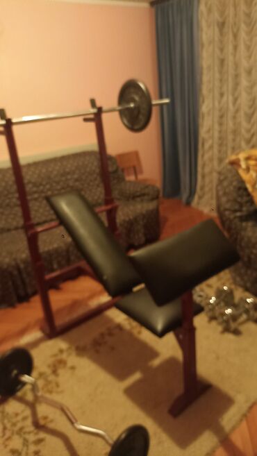 Rekviziti za vežbanje: Višenamenska klupa za vežbanje sa stalkom za šipku i setom tegova. - — 10