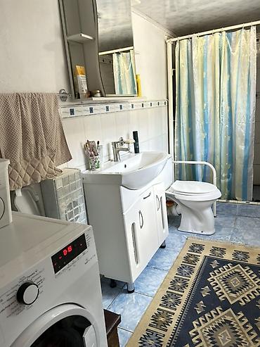 Продажа коттеджей и домов: Продается большой дом в центре г. Нарын 📍 Адрес: ул. Торобаева. Дом — 20