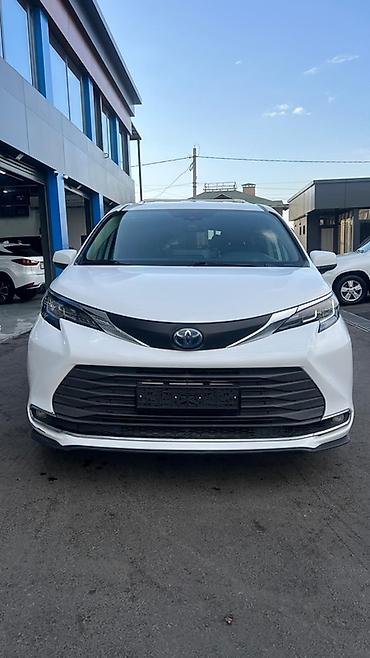 экономия бензин: Toyota Sienna: 2021 г., 2.5 л, Типтроник, Гибрид, Минивэн — 1