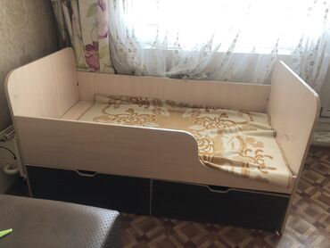 детские матрасики: Продам детскую кроватку, с двумя выдвижными ящиками. Длиной 150 см и