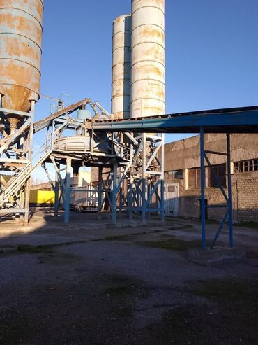 Beton qarışdıranlar: Hazır işlək vəziyyətdə beton zavod satılır. Saatda 250 kub beton — 3